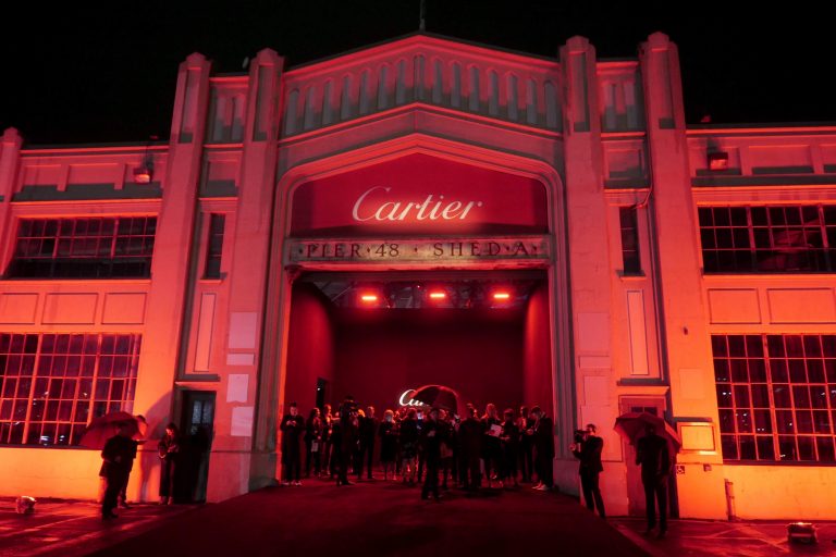 Cartier realizó hace un par de semanas el lanzamiento a nivel internacional de su nuevo modelo Santos de Cartier. Homenaje a Alberto Santos Dumont, piloto brasileño amigo personal de Louis Cartier, y quien comisionara un reloj de pulso para ser usado durante sus vuelos,