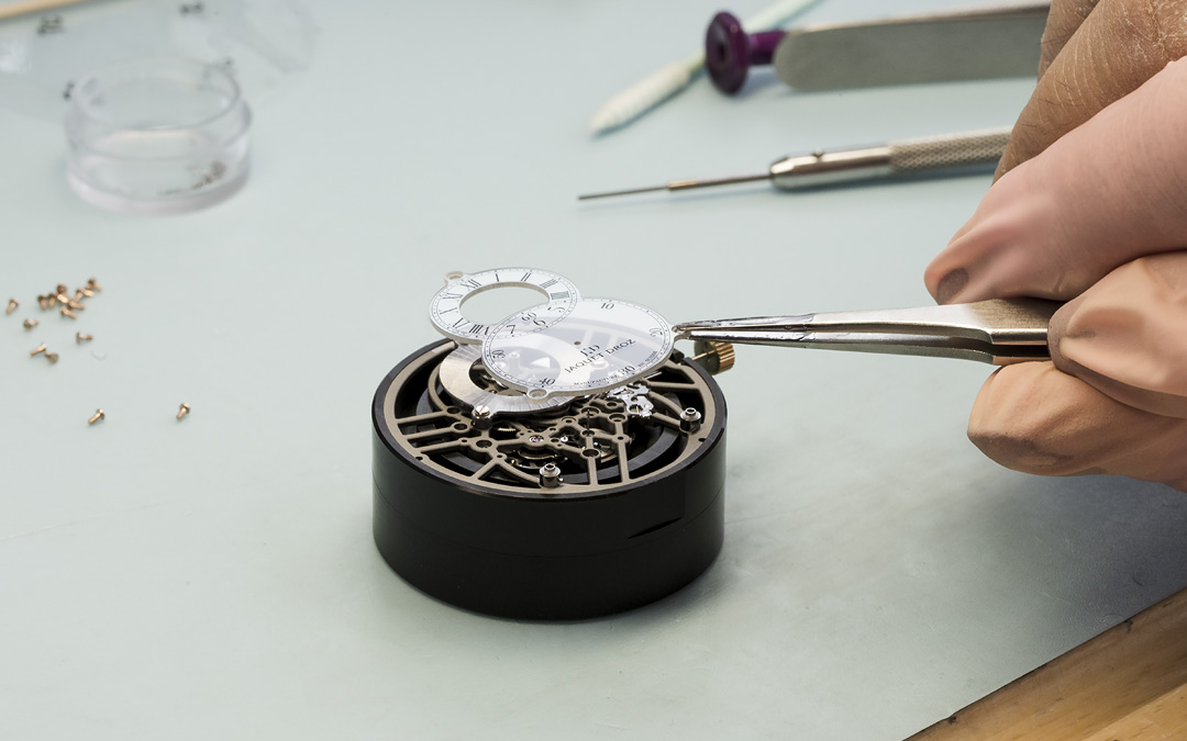 Jaquet Droz celebra 280 años de haber iniciado esta historia de exclusividad con una serie de relojes basados en su modelo icónico. El resultado incluye al Grande Seconde Skelet-One. Una primicia dentro de la línea al incluir una esfera de cristal de zafiro integrada en una composición en esqueleto. El objetivo de esta combinación es dejar que la luz inunde el movimiento.